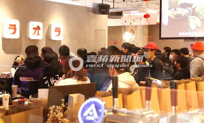 樂天桃猿啦啦隊女神在信義威秀影城1樓的餐廳包場舉辦見面會，吸引近30名粉絲參加。特勤中心攝