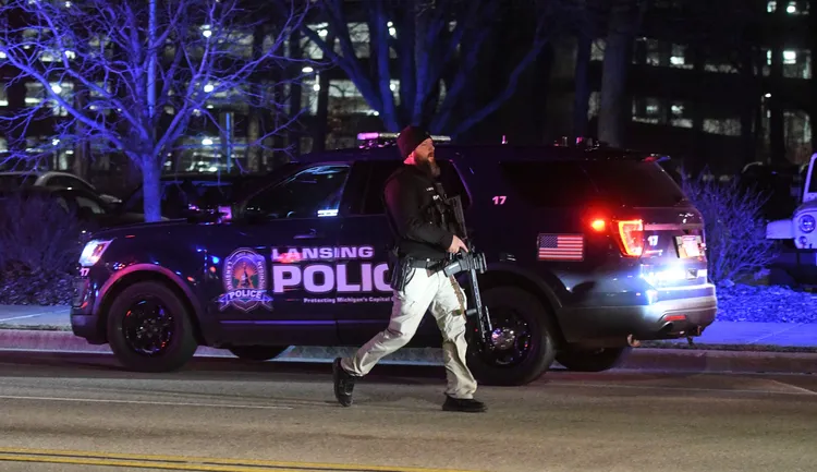 槍擊案13日發生當晚，執法人員武裝到場處理。美聯社