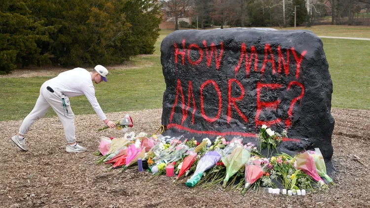 槍擊案發的密西根大學，一處大石頭上被以紅漆寫上「還要再死多少人？」，讉責槍枝暴力。美聯社