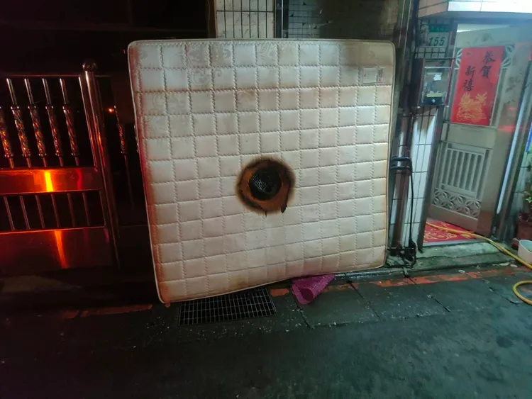 床鋪被燒了大洞。翻攝畫面