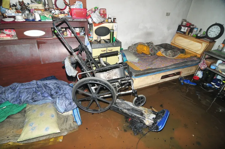 民眾使用電暖器時，過於靠近床邊衣物致起火燃燒。翻攝畫面