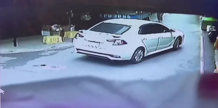 吳男駕駛多元化計程車駛進巷內。土城警分局提供