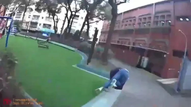 唐男跌倒仆街。新北市保大提供