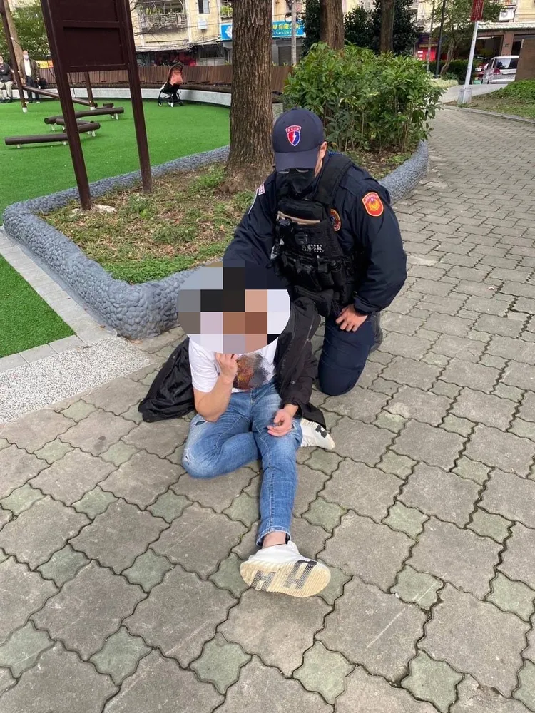 警方將仆街的唐男壓制逮捕。新北市保大提供