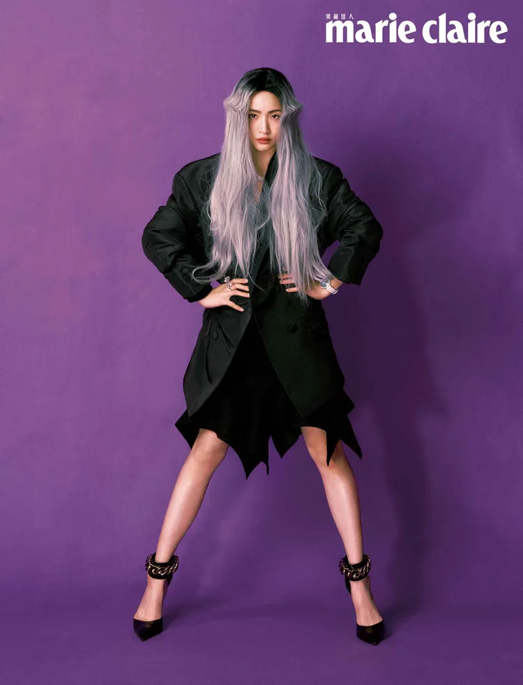 林依晨穿上BURBERRY洋裝搭配VALENTINO西裝外套。《美麗佳人》提供