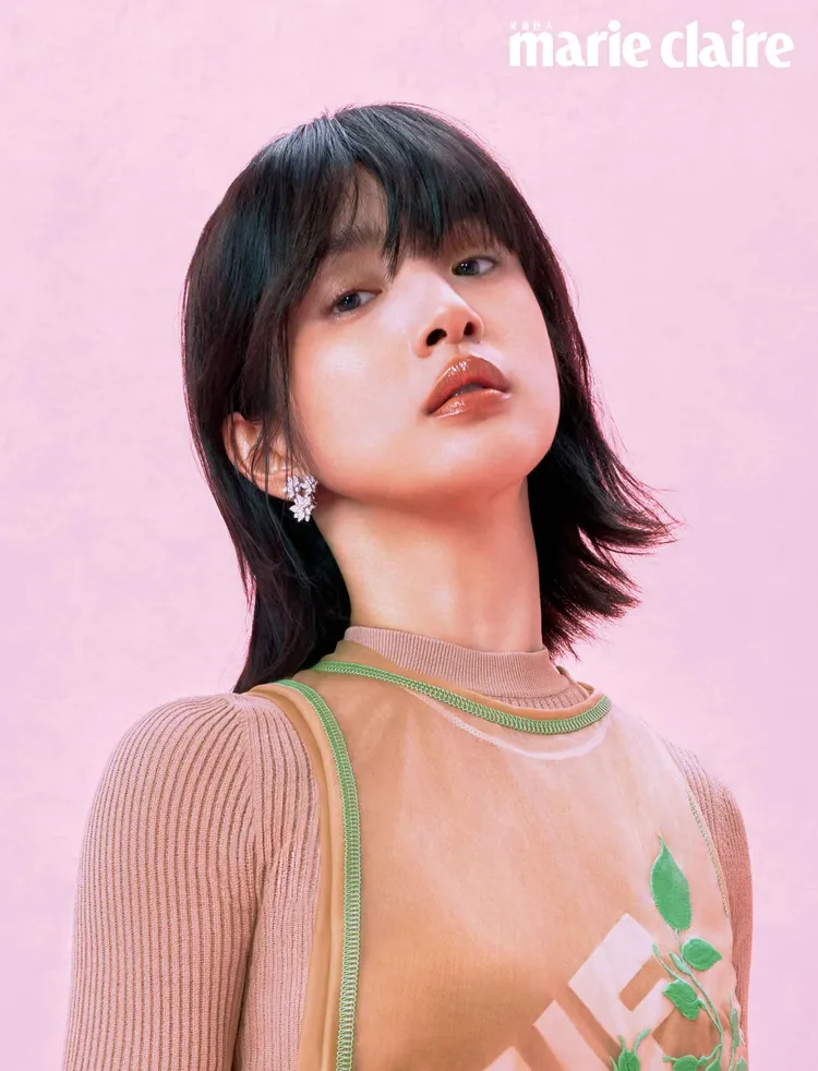 她在系列時尚照中佩戴梵克雅寶珠寶。《美麗佳人》提供