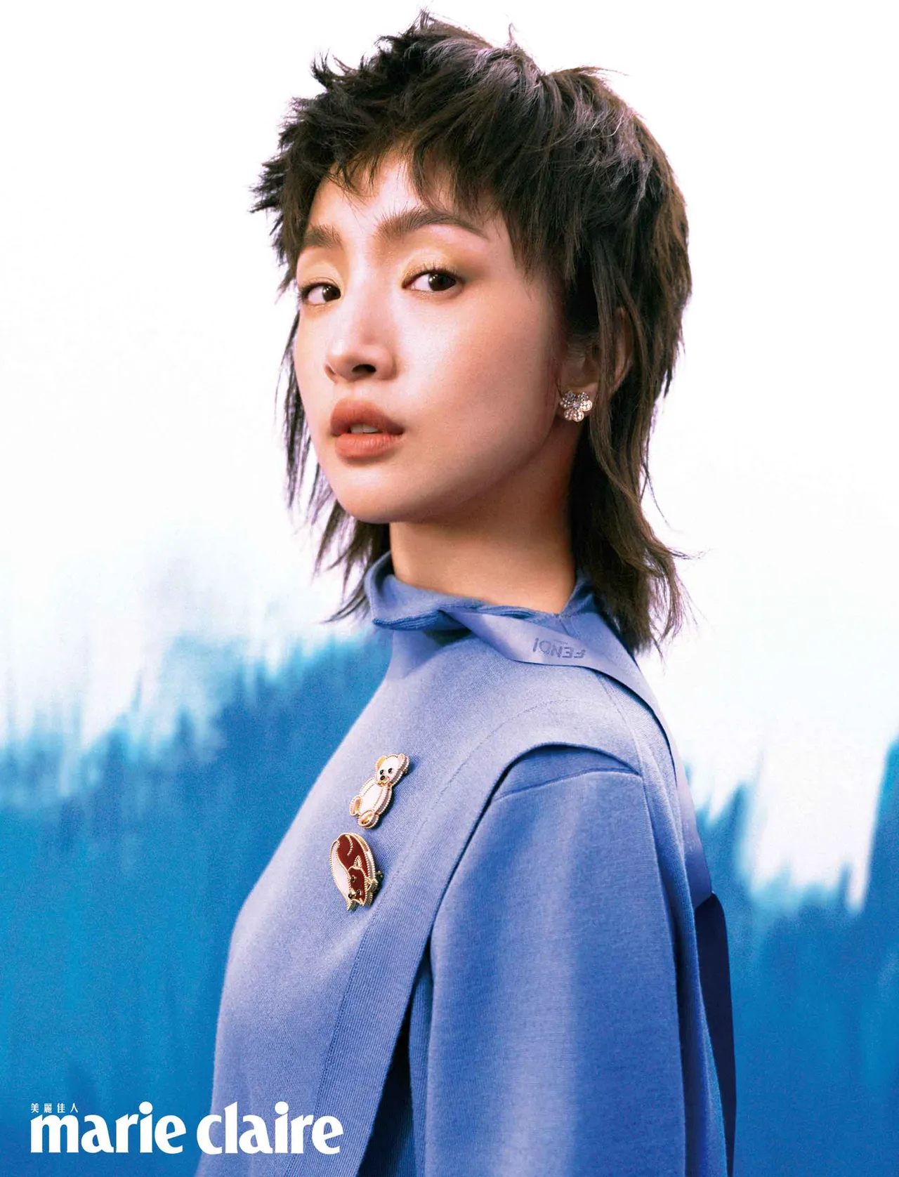 林依晨穿上FENDI服裝搭配羽毛剪髮型，展現少見的風格。《美麗佳人》提供