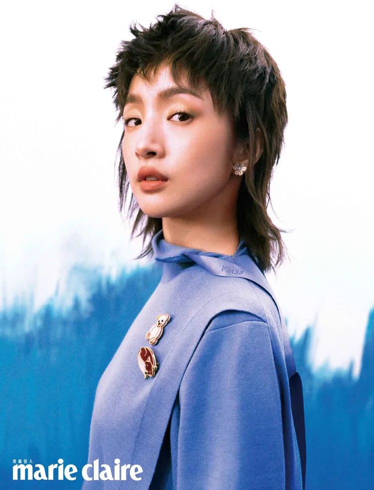 林依晨穿上FENDI服裝搭配羽毛剪髮型，展現少見的風格。《美麗佳人》提供