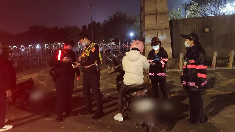 警方與監理站人員詳細查驗機車排氣管。板橋警分局提供