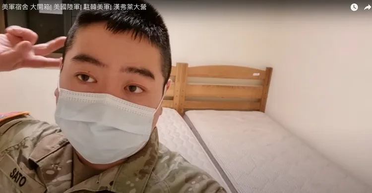 Yotube日前介紹美軍宿舍，內有兩張單人床，是可以有羅曼蒂克的一夜。翻攝Yotube-肥宅阿兵哥的生活