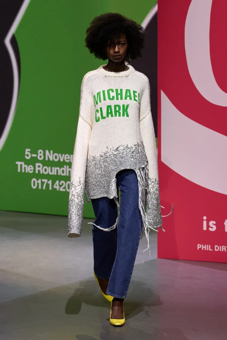 品牌大方以印有「MICHAEL CLARK」字樣的各式單品，向啟發系列的核心人物致敬。翻攝《VOGUE》美國版網站