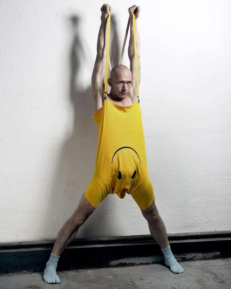 蘇格蘭舞蹈家Michael Clark張力十足的舞台服，以及其作品中洋溢的活力，賦予了設計師Jonathan Anderson創作本季的靈感。翻攝michaelclarkco IG