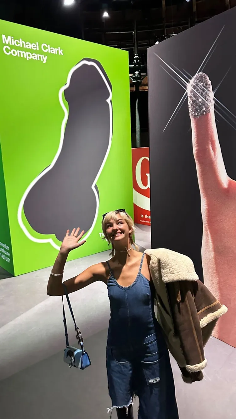 貝克漢2兒羅密歐的辣模女友Mia Regan，與JW Anderson秀場中印有斗大男性生殖器圖案的布景俏皮合影。翻攝romeobeckham IG