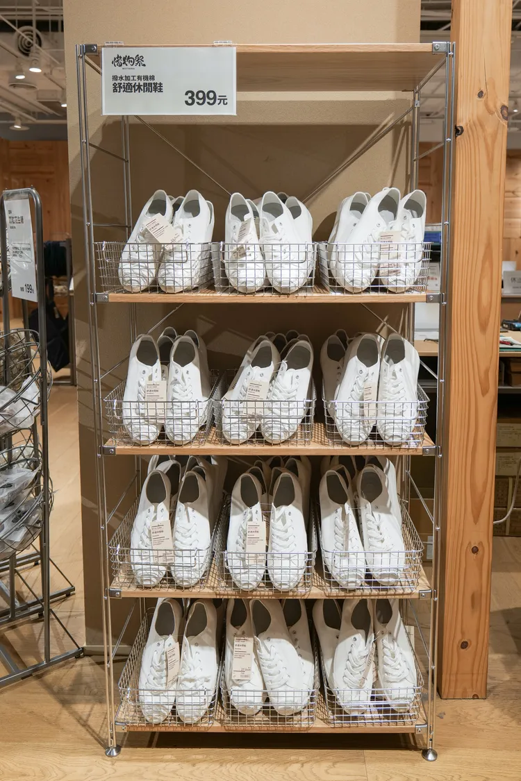 連續4年蟬聯全年熱銷冠軍的小白鞋，惜物價399元。業者提供