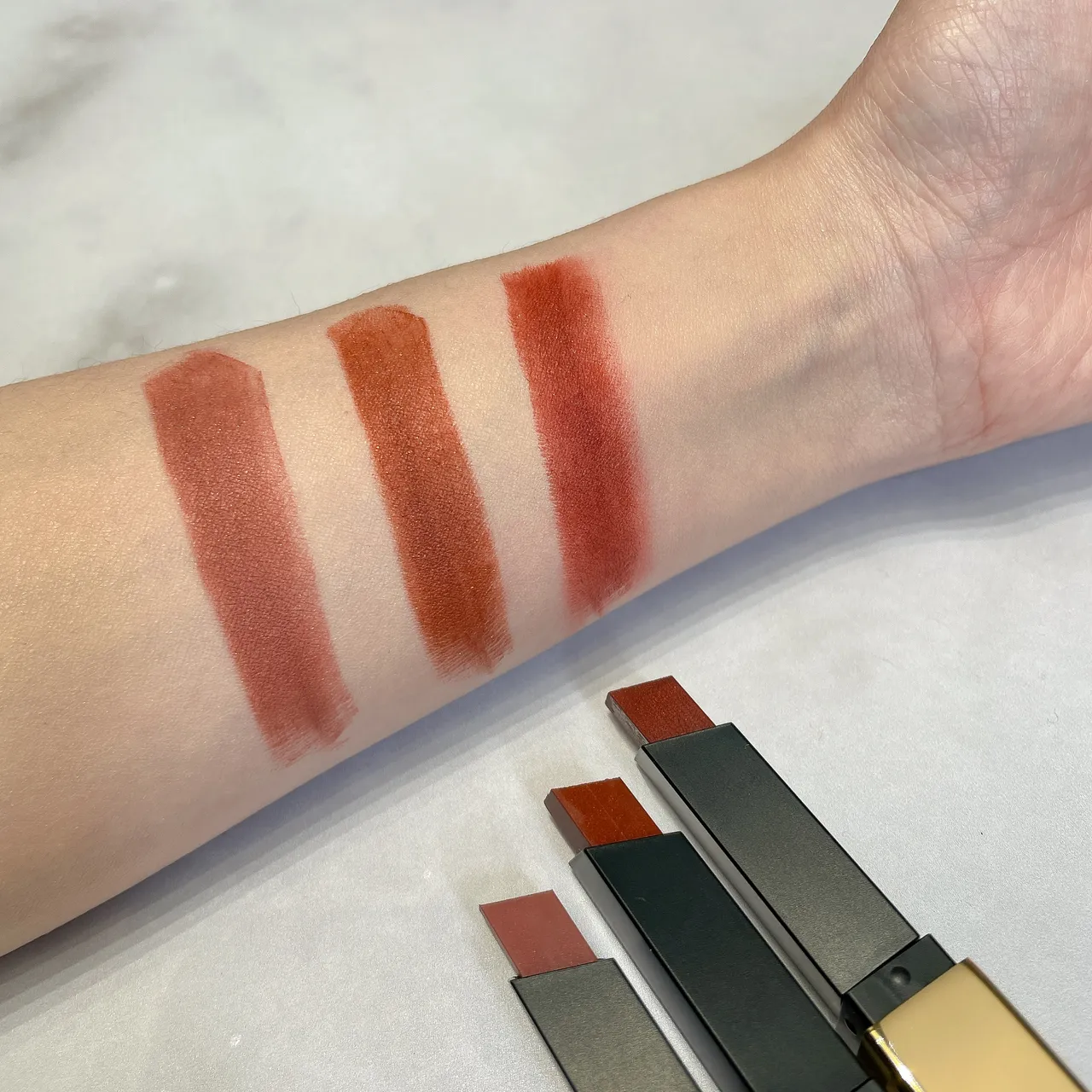 奢華緞面絲絨唇膏（右至左）#34、#35、#36。張家玲攝