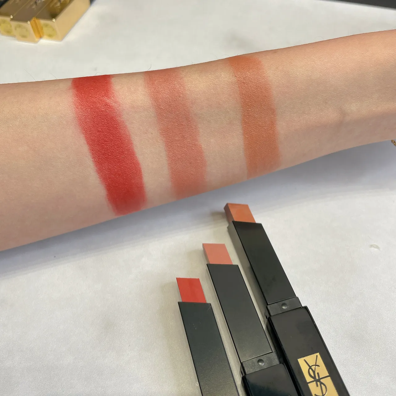 奢華緞面絨霧唇膏（右至左）#316、#317、#318。張家玲攝