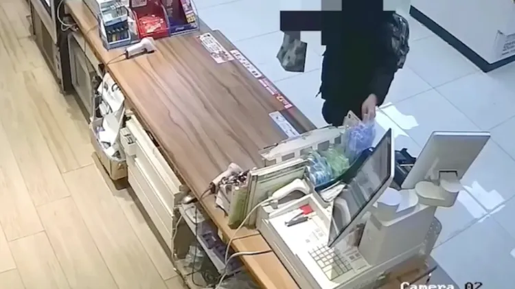 呂女事後竟又心虛投入銅板。翻攝畫面