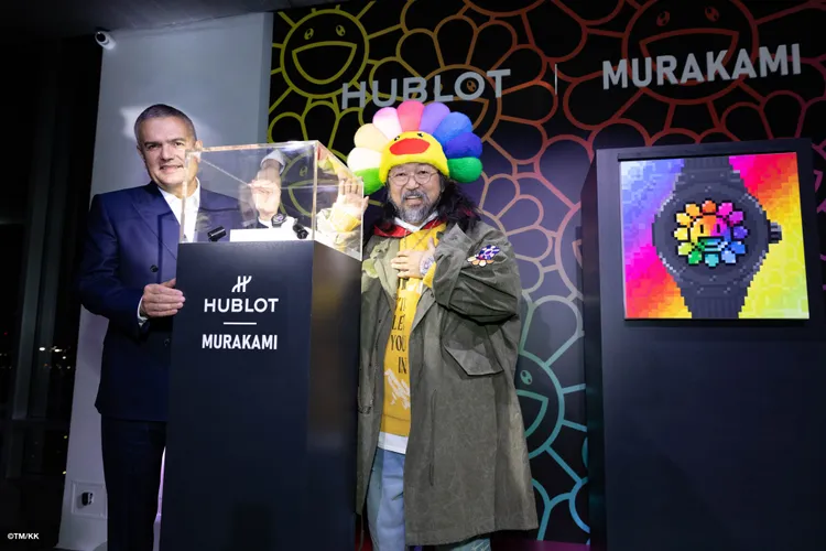 宇舶執行長Ricardo Guadalupe（左）與村上隆於紐約共同宣布合作計畫，並展示全新經典融合村上隆黑色陶瓷彩虹腕錶。品牌提供