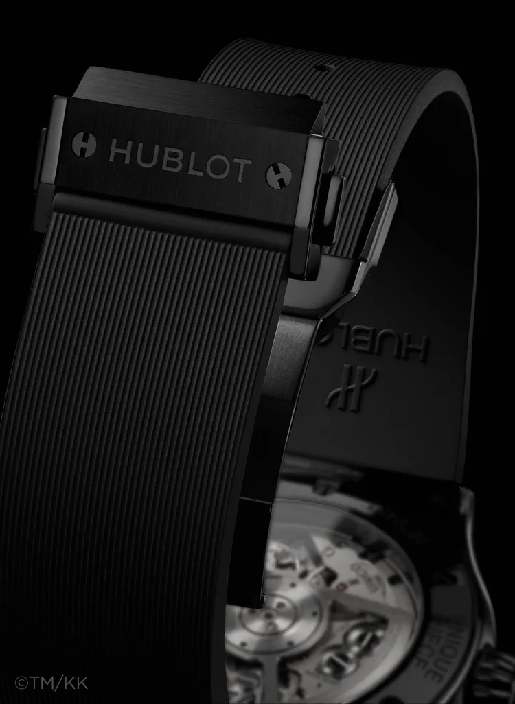 經典融合系列村上隆All Black聯名黑色陶瓷彩虹腕錶搭配橡膠錶帶與摺疊錶扣。品牌提供