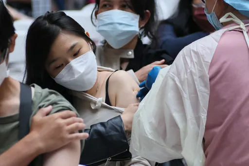 疫情流感化第一步!「疫苗+1」設接種站下月上路 台大名醫建議這樣打