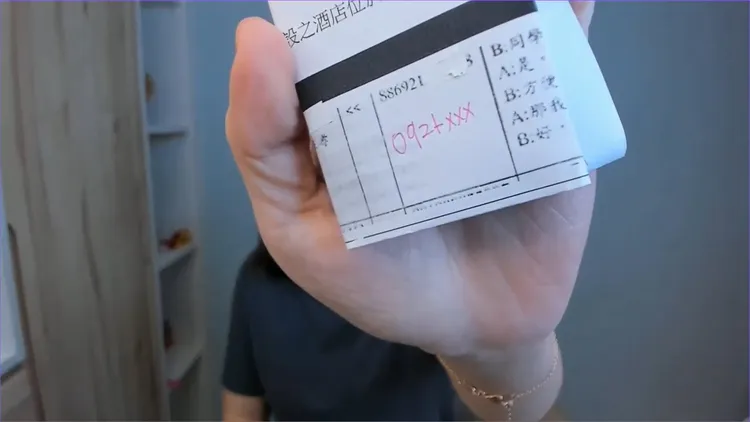 直播中徐巧芯也秀出監聽譯文中的電話0921XXX這支號碼，和昨天她打通陳宗彥的手機號碼就是同一支。