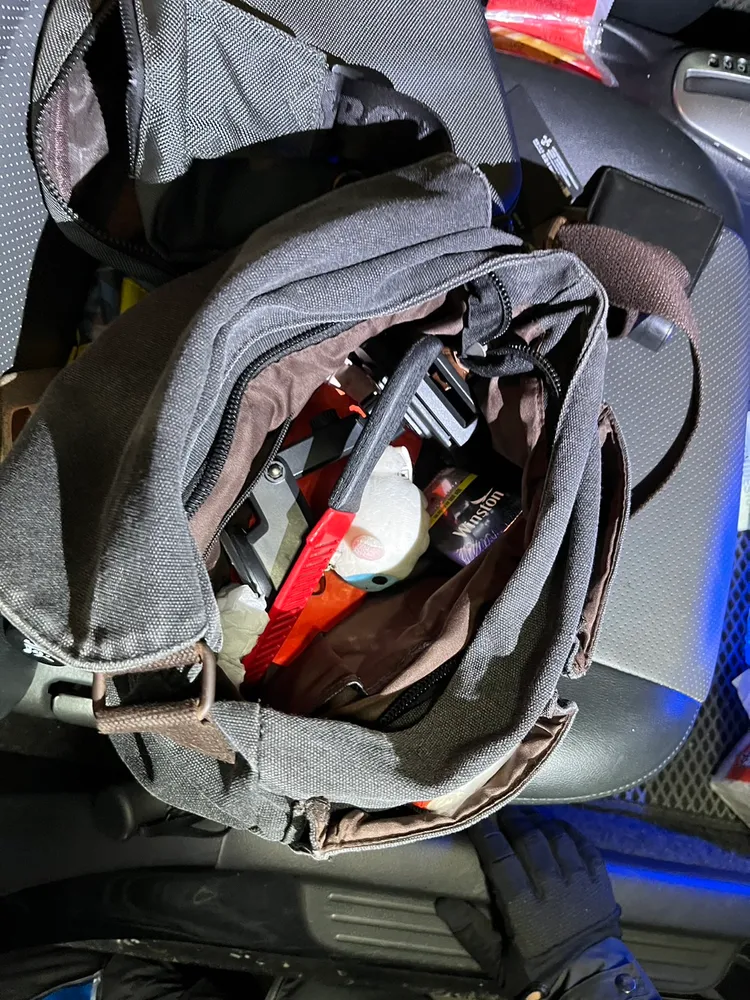 警方在凶嫌包包中起出疑似兇刀。讀者提供