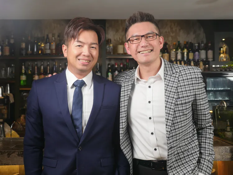 何戎（右）與《TALK一杯》主持人鄭偉柏。MOMOTV提供