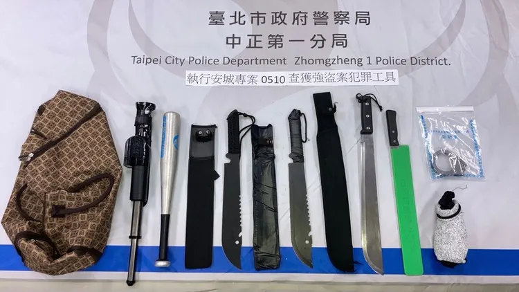 檢警查扣犯案刀具。資料照片