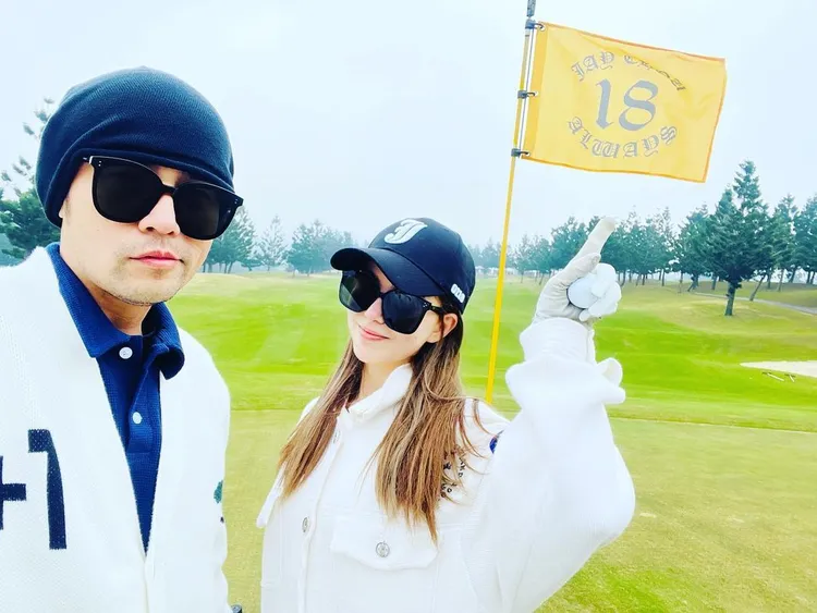 昆凌（右）和老公周杰倫（左）近來熱中打高爾夫球。翻攝jaychou IG