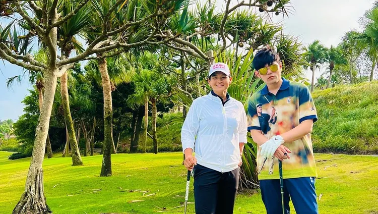 2人的球友兼教練是高球球后曾雅妮（左）。翻攝jaychou IG