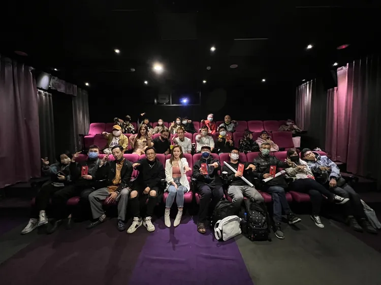 拐拐（中）與影迷開心合照。禾力文創提供）