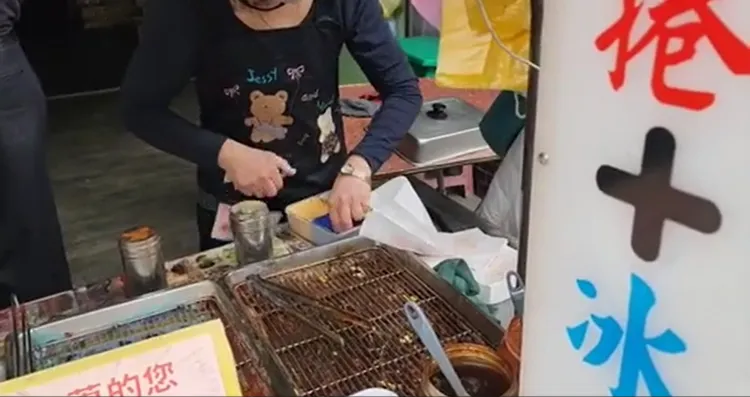 老闆娘疑似將錢巧妙的扔在地上。取自Dcard