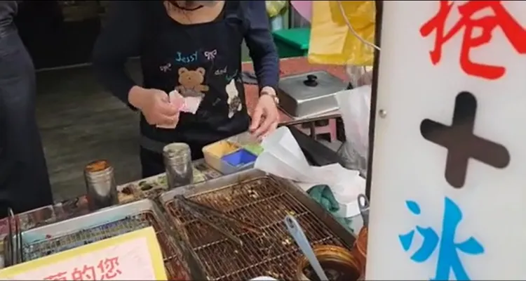 老闆娘接過錢。取自Dcard