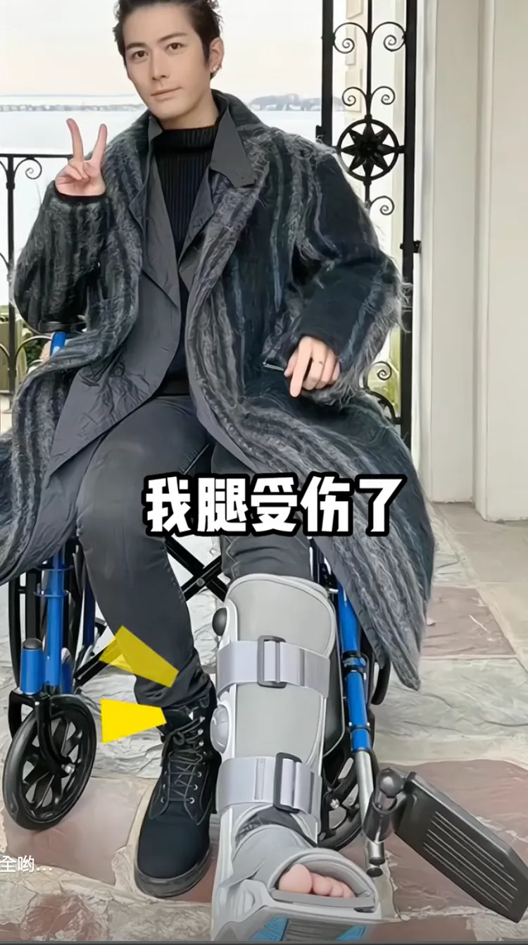 陳學冬車禍後暫時坐輪椅。翻攝陳學冬抖音