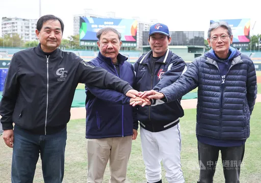 這張照片看哭棒球迷!4屆經典賽台灣隊教頭合影 林岳平立正站好