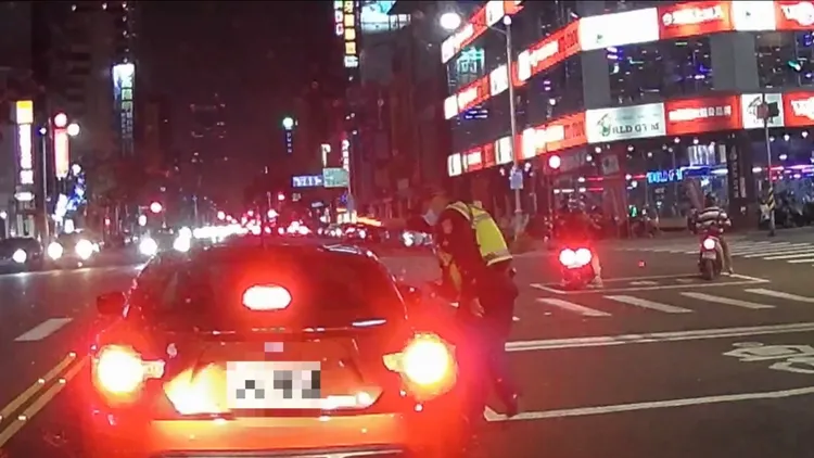 郭遠仙酒駕被警方查獲。翻攝畫面