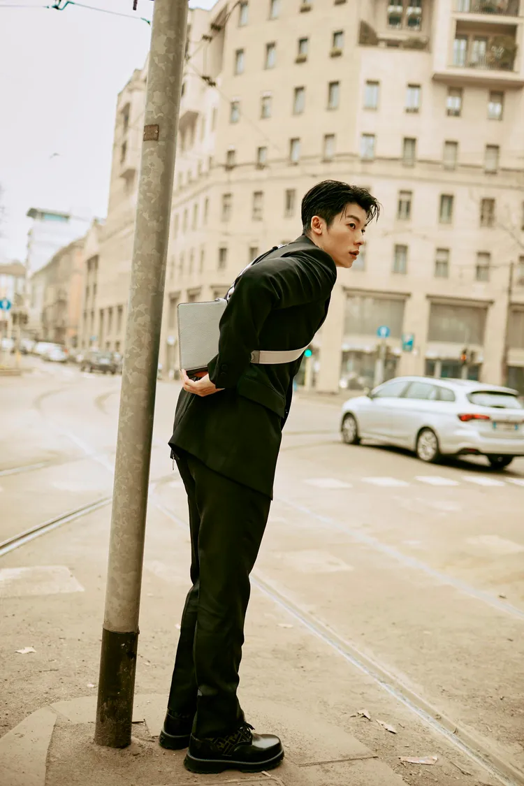 許光漢漫步穿梭在古典與現代摩登風格交融的米蘭街頭。品牌提供