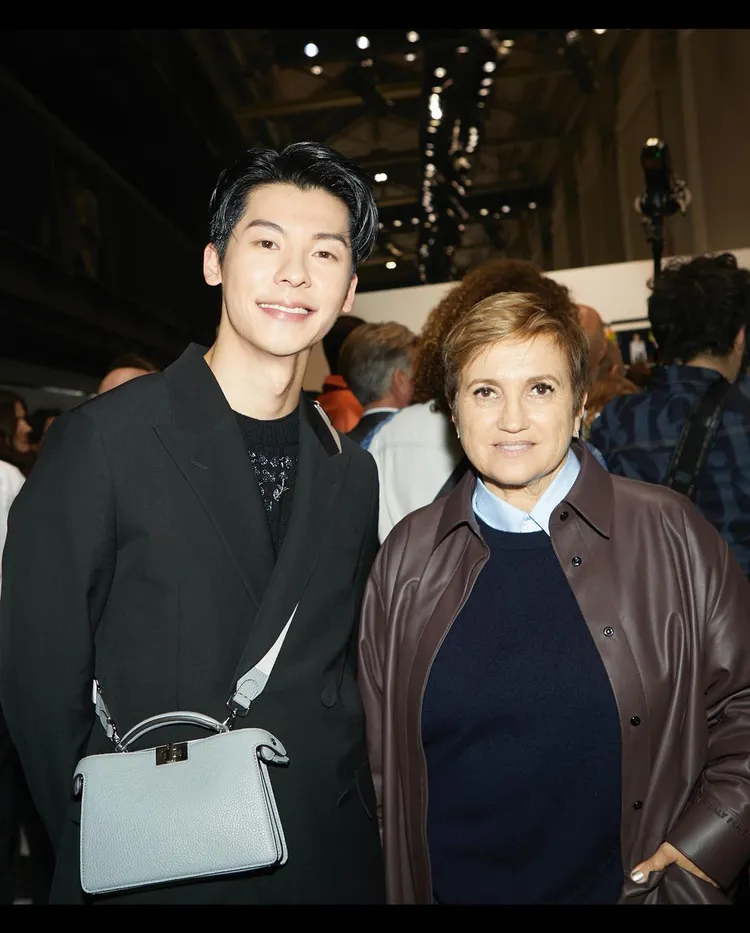 許光漢與FENDI男裝暨配件創意總監Silvia Venturini Fendi合影。翻攝kuanghanhsu IG