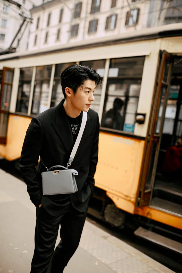 許光漢漫步穿梭在古典與現代摩登風格交融的米蘭街頭。品牌提供