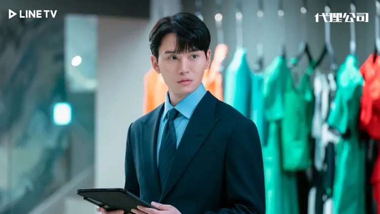 《柏青哥》韓俊宇飾演孫娜恩的秘書。LINE TV提供