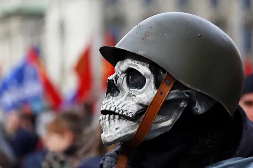 5000警力維安！慕尼黑安全會聚焦「俄烏」　場外民眾喊「停止戰爭」