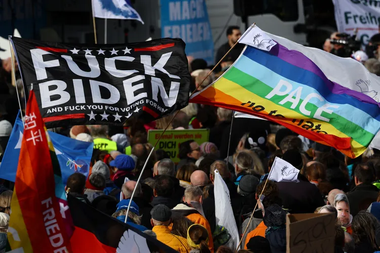 示威民眾手持「去你的拜登」標語。路透社