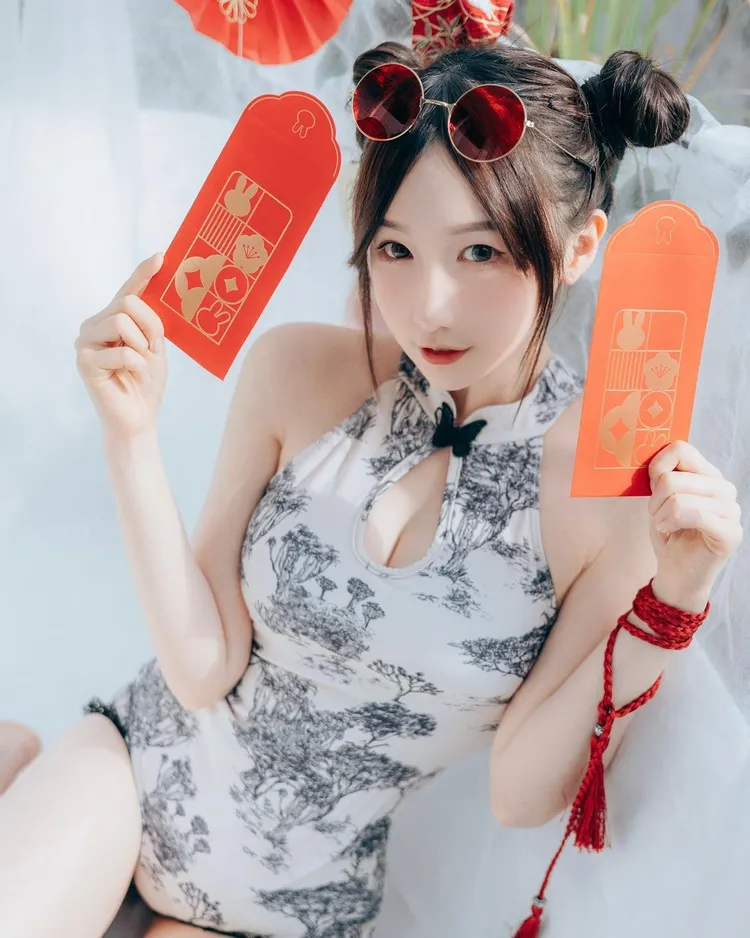 柯姿身為模特兒當然要應景拍拍過年美照囉。