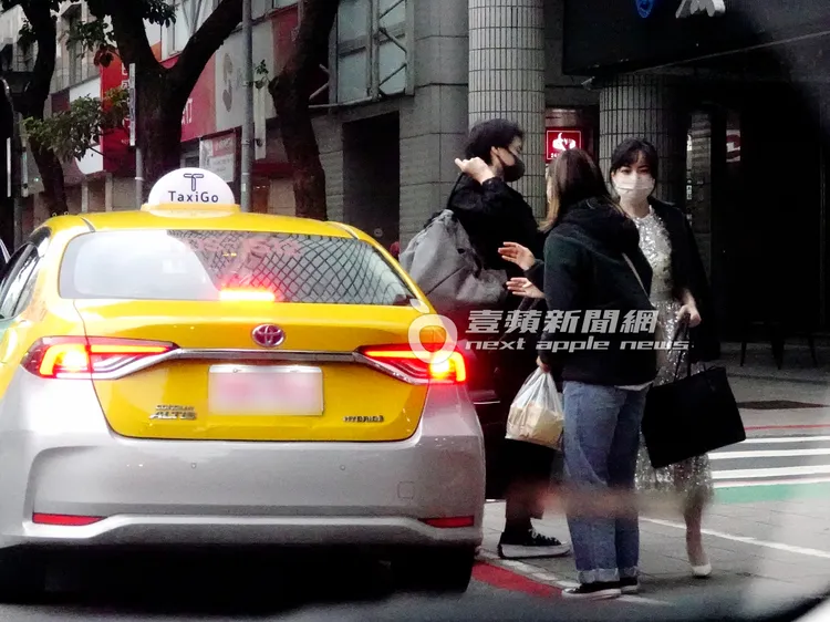 黑嘉嘉提著包包下車，緋聞男友緊跟在後。特勤中心攝