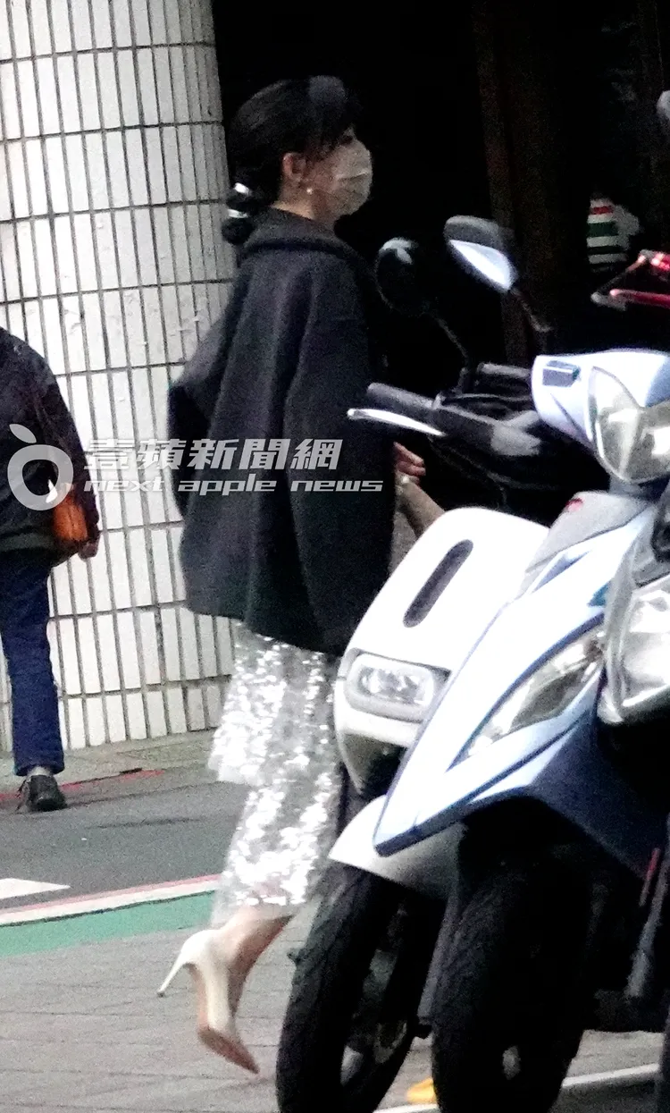 黑嘉嘉步行前往圍棋公司。特勤中心攝