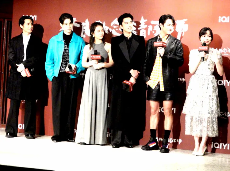 黑嘉嘉（右）一身銀白色禮服出席電影《不良執念清除師》卡司發布會。特勤中心攝