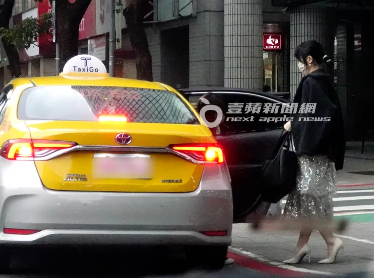 黑嘉嘉先下車等緋聞男友付錢。特勤中心攝