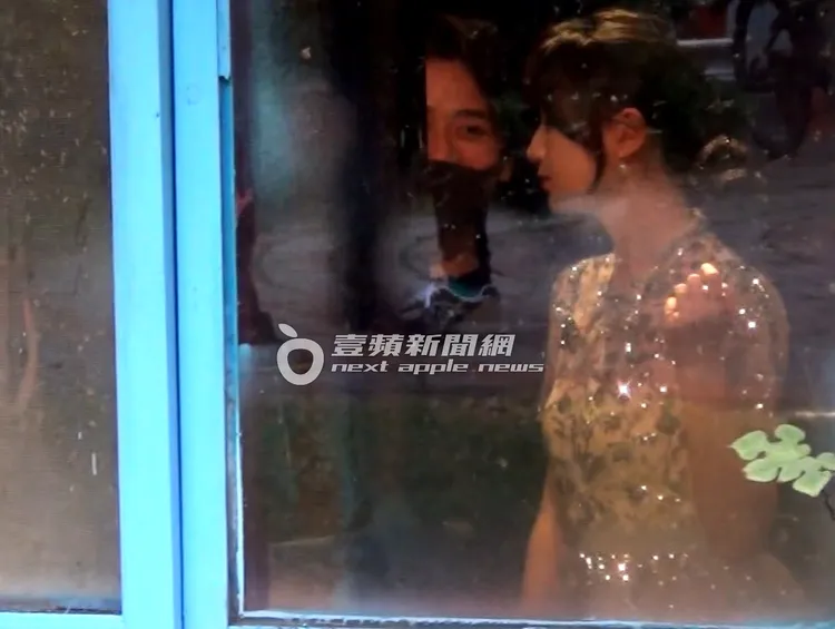 黑嘉嘉（右）在休息室與演員姚淳耀聊天合影。特勤中心攝