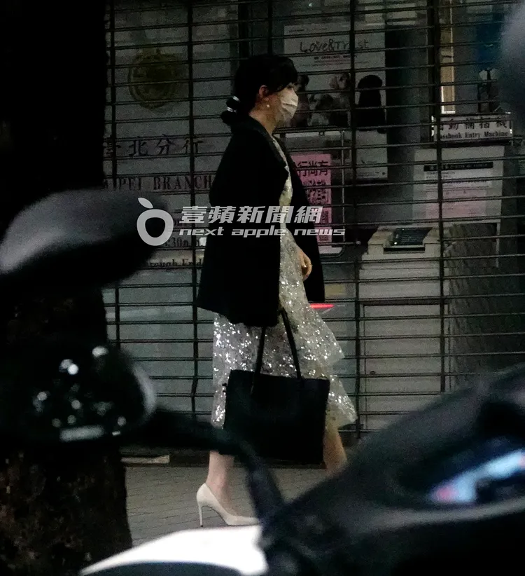 黑嘉嘉自身散發出的仙氣，加上閃亮禮服的加持，很難不去注意她的亮麗外表。特勤中心攝