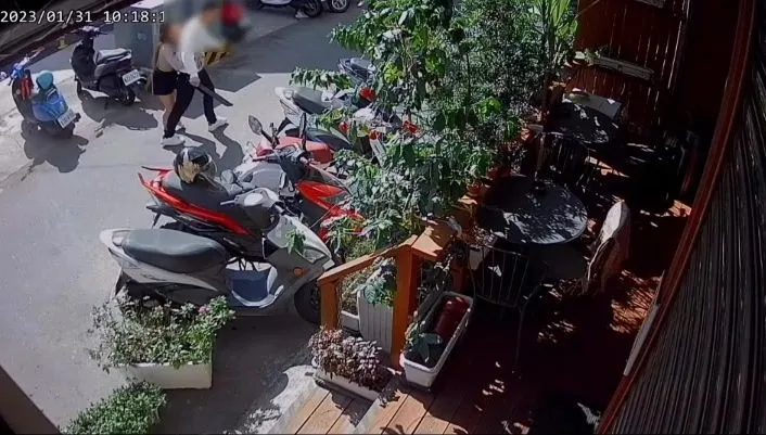 吳姓男子昨與女友爭吵時，手持開山刀，嚇壞路人。民眾提供